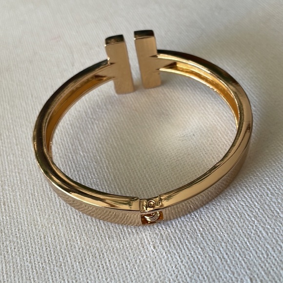 Gorgeous cuff bracelet. - Picture 6 of 6